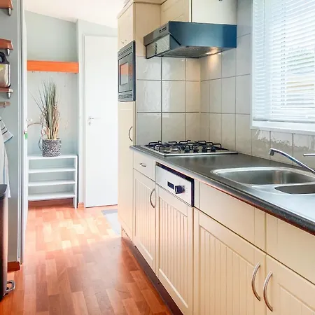 2 Bedroom Cozy Stacaravan In *