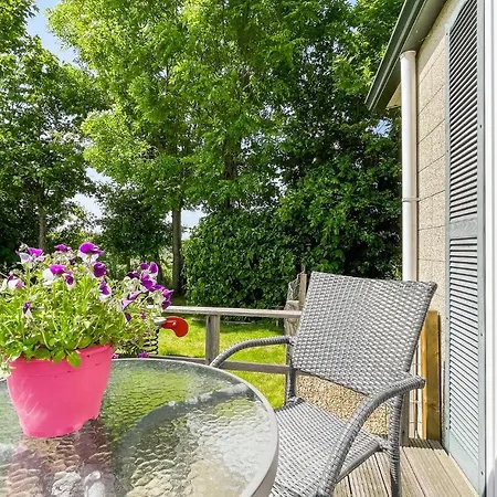 2 Bedroom Cozy Stacaravan In Goedereede