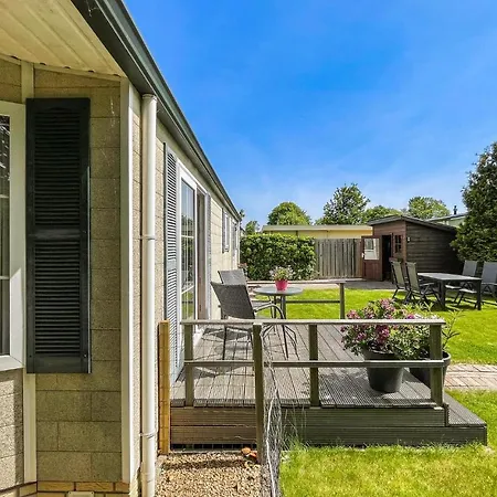 2 Bedroom Cozy Stacaravan In *